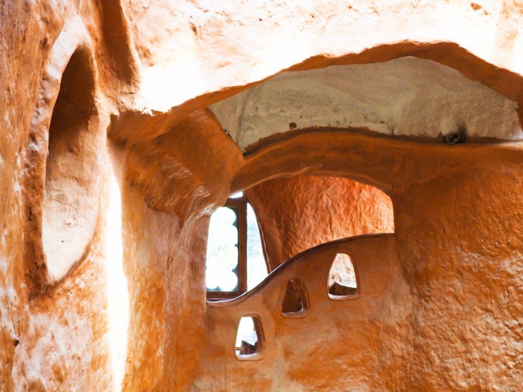 Curved spaces help the flow of Casa Terracota, including these interior openings that act as windows to pass light from room to room.