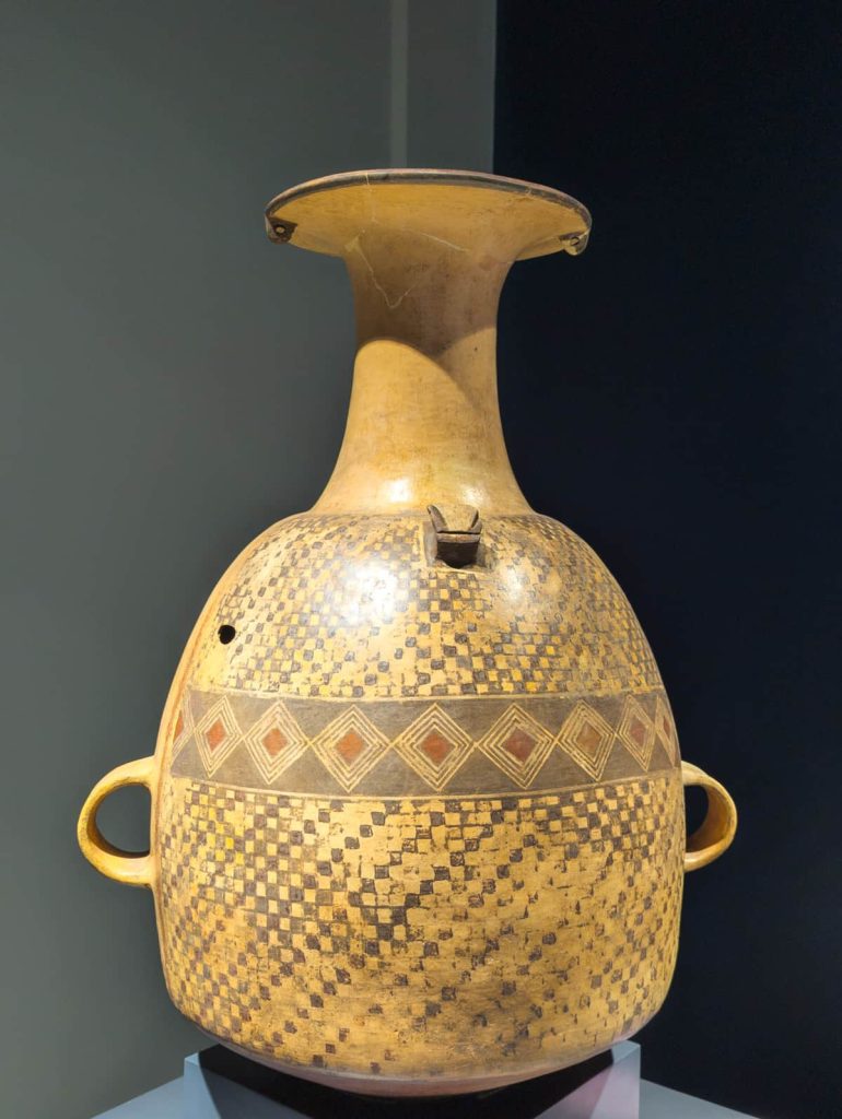 Pre-Columbian ceramic vessel with geometric patterns on display at Museo Pumapungo Cuenca.