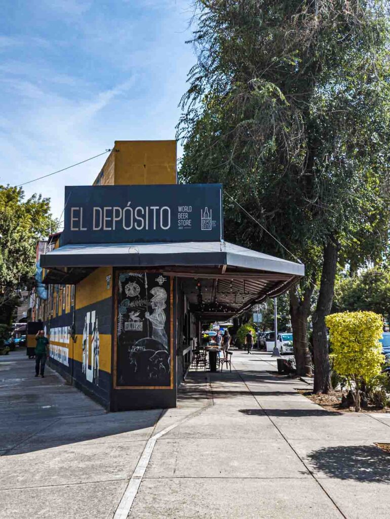A narrow building on a corner in the Narvarte neighborhood in Mexico City with a sign that reads "El Depósito, World Beer Store."
